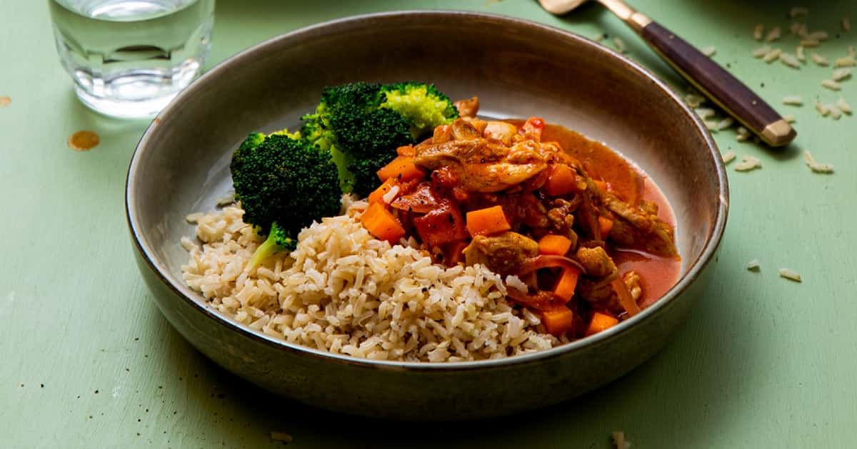 Oppskrift på kylling i kokoskremet garam masala-saus med fullkornsris ...