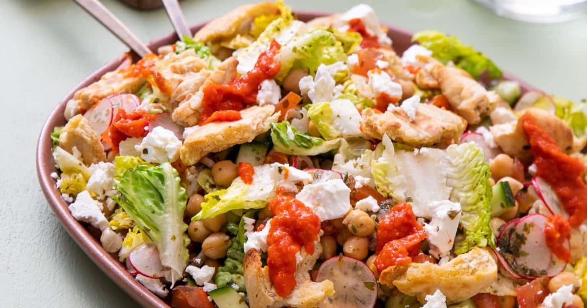 Oppskrift på fattoush-libanesisk brødsalat med friske grønnsaker ...