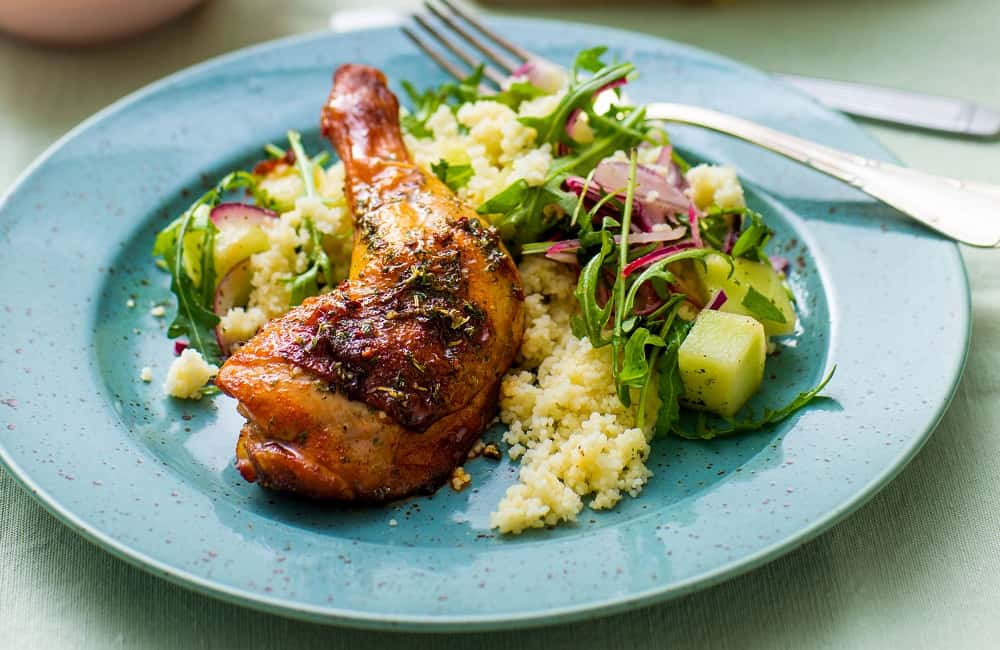 Grillede kyllinglår med couscoussalat, melon og krydderyoghurt – Sunne ...