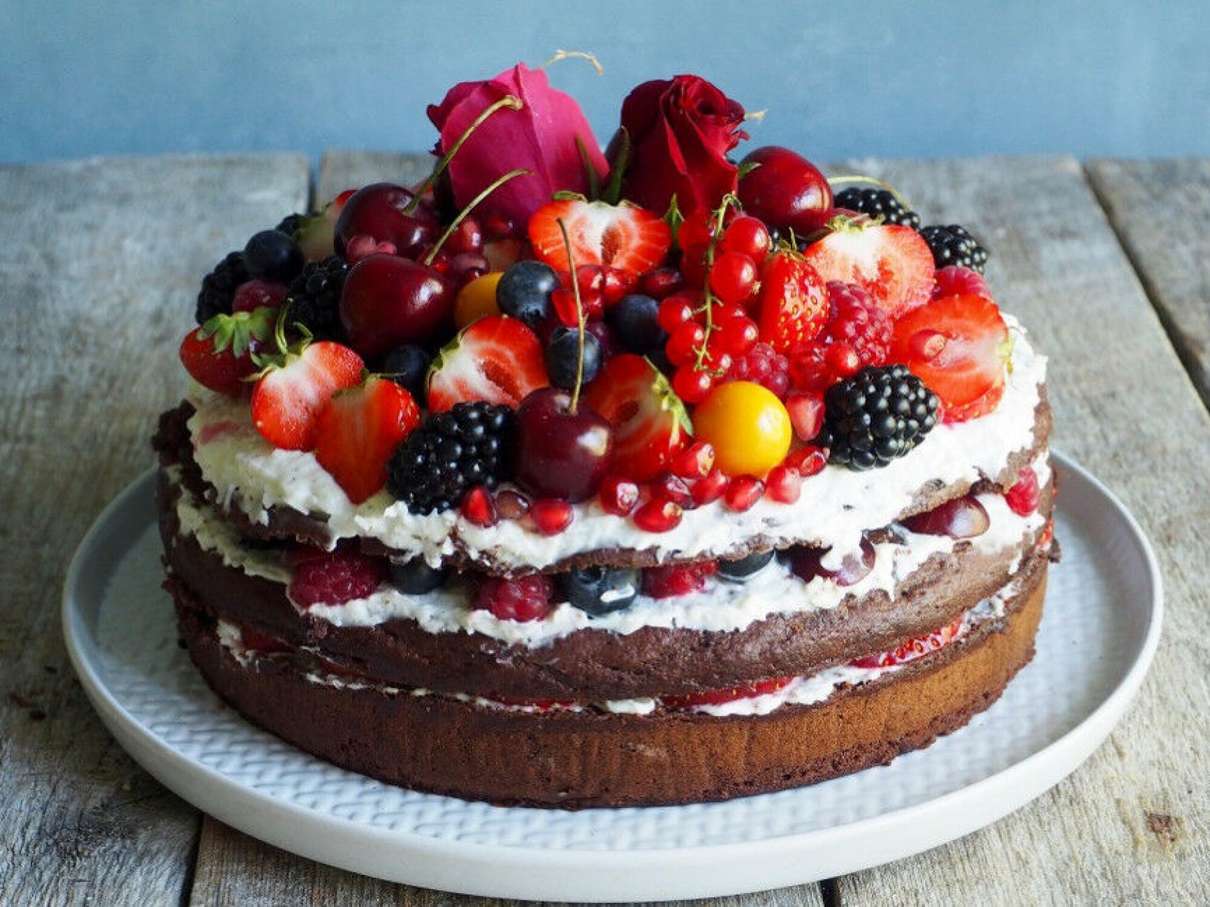 FESTKAKE: Mat på bordet. En fargerik og flott lagkake hvor vi har byttet ut sukker med banan og yoghurt. Foto: Mat på bordet.