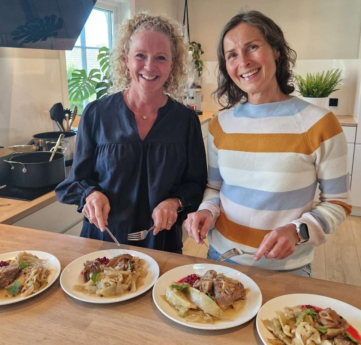 Her tester Jeanette Roede og Unni Coldevin sesongens fårikål.