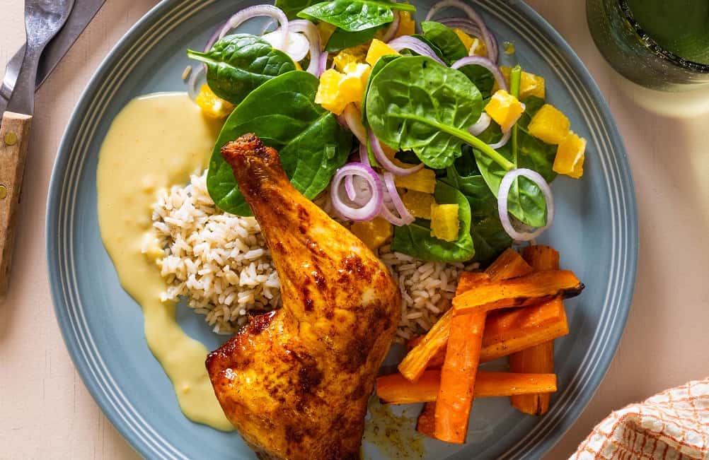 Provencekrydrede kyllinglår med hvitløksbakte gulrøtter og kremet ...