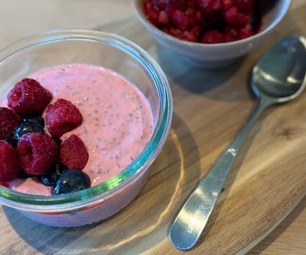 Bringebær-chiapudding med gresk yoghurt