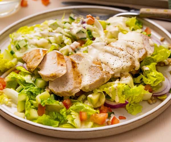 Kyllingsalat med mathvete, tomat, mandler og cæsardressing