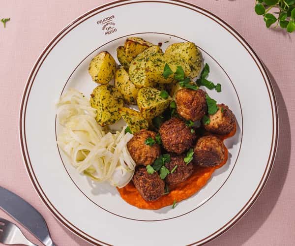 Kjøttboller med grønnsaker, paprika- og løkkrem, syltet fennikel og bakte poteter