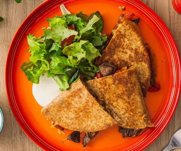 Quesadillas med marinert biff, paprikakompott og salat