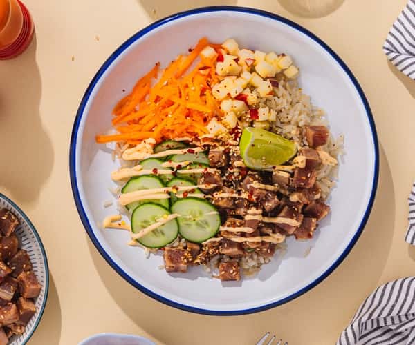 Ricebowl med soyamarinert tunfisk, friske grønnsaker og chilimajones