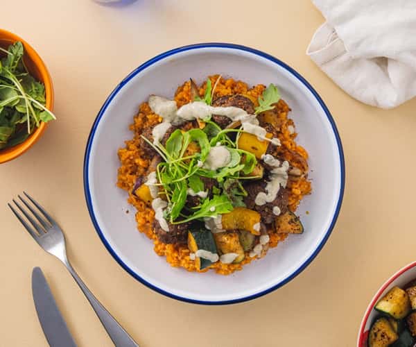 Kjøttboller med tomatbulgur, stekte grønnsaker og krydderyoghurt