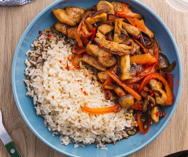 Wok med svinefilet, grønnsaker, fullkornsris og soya- og ingefærsaus