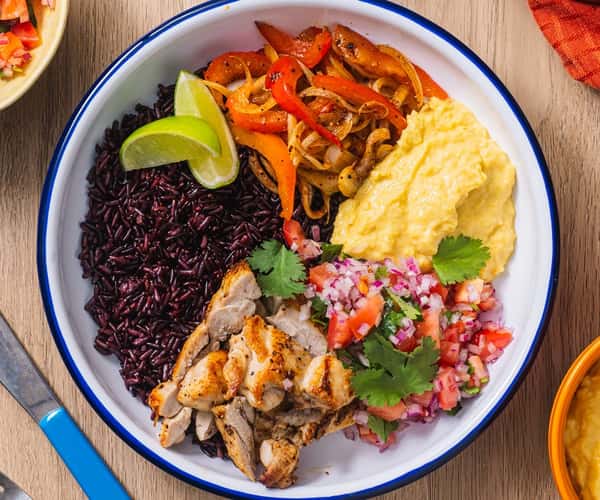 Krydret kyllinglårfilet med chilistekte grønnsaker, maiskrem og svart ris