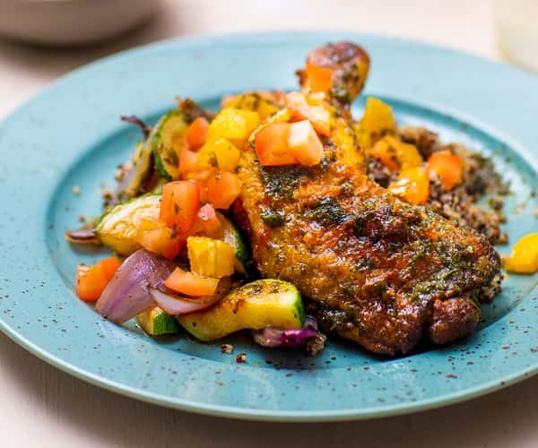 Appelsinbakt kyllinglår med quinoa og pannestekt squash