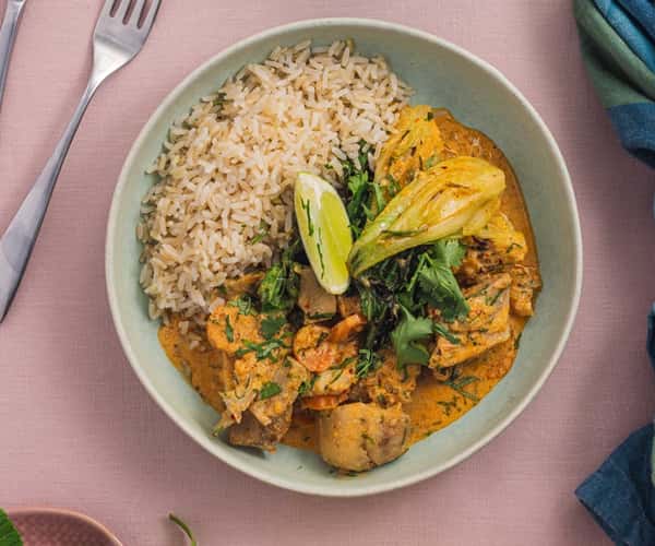 Rød curry med seifilet, fullkornsris, pak choy og koriander