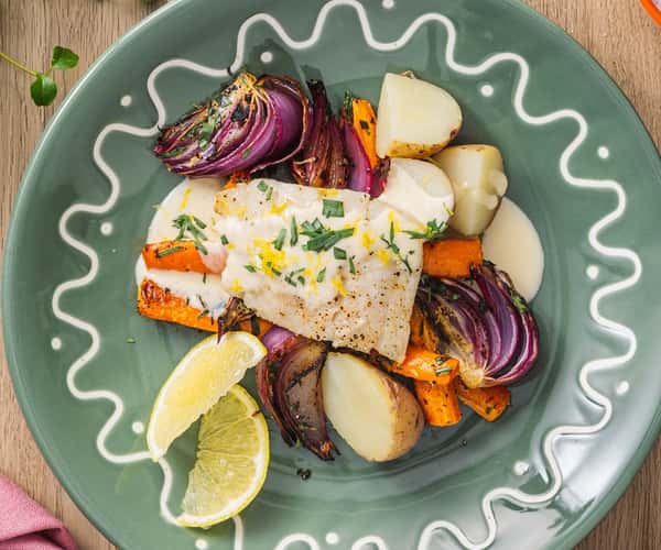 Hyse med sitron- og estragonbakte gulrøtter, poteter og rødvinssaus