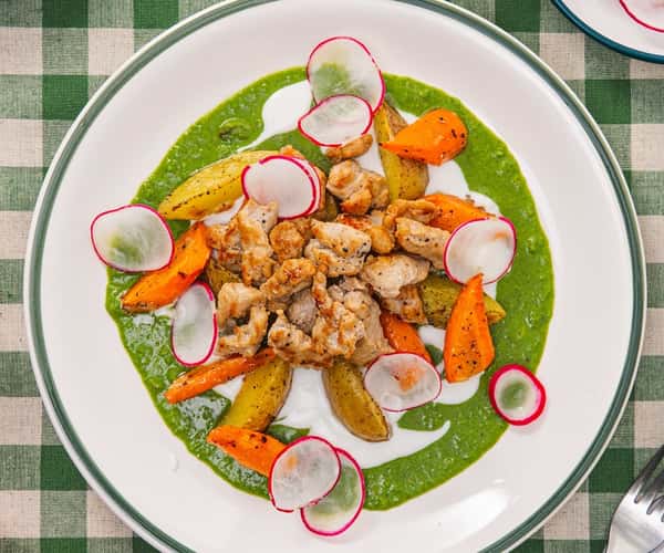 Strimlet ytrefilet av svin med bakte poteter, spicy ertekrem og limebakte gulrøtter