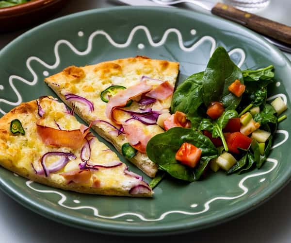 Hvit fullkornspizza med lettrømme, skinke, jalapeño og spinat