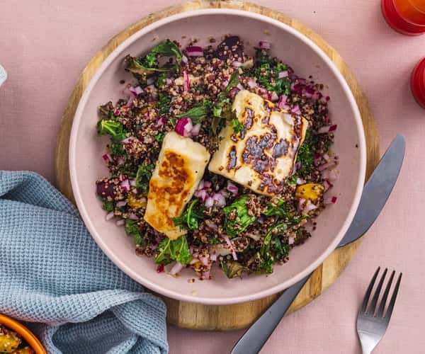 Quinoasalat med stekt halloumi, bakte beter og sprø grønnkål