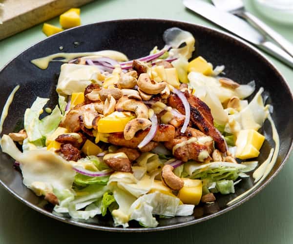 Asiatisk kyllingsalat med cashewnøtter og curry- og mangodressing