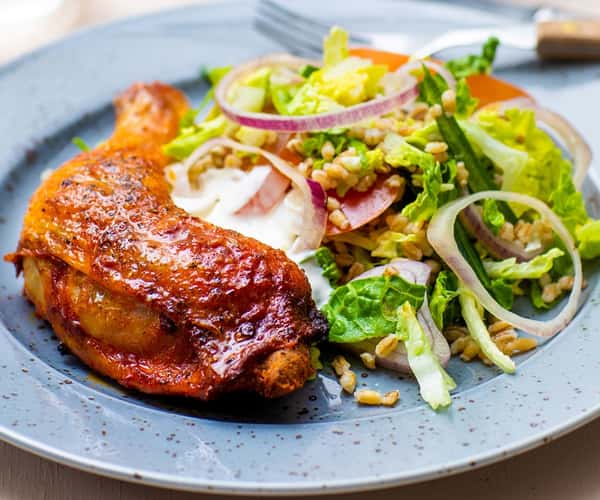 Ovnsbakte kyllinglår med mathvetesalat og hvitløksdressing