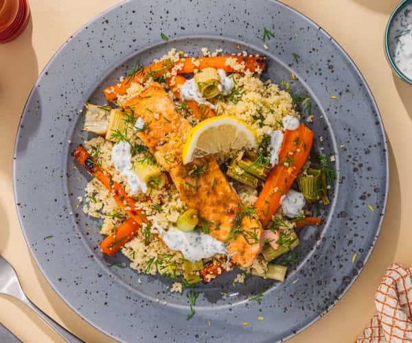 Ørret med couscous, sitron- og honningbakte grønnsaker og yoghurtdressing