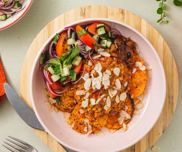 Tikka masalakrydrede linser med kachumbersalat, mangochutney og mandelskiver