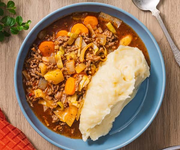 Hjemmelaget kjøttgryte med pastinakk, purre og potetmos