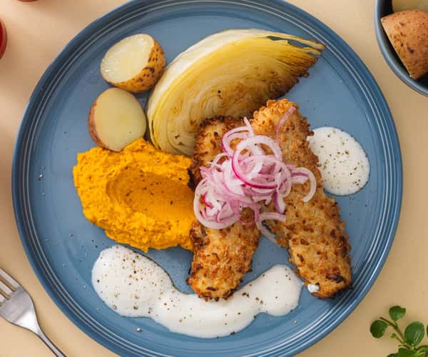 Panert torsk med gulrotkrem, stekt hodekål og lettsyltet rødløk