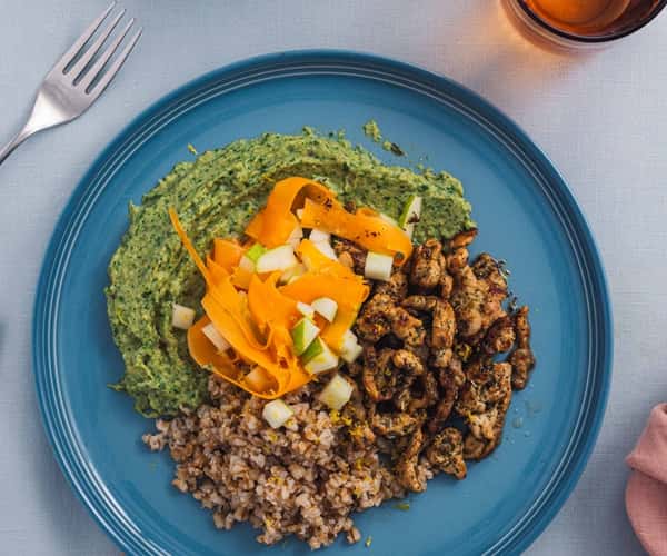 Urtemarinerte svinestrimler med blomkål- og spinatkrem, bakt purreløk og mathvete