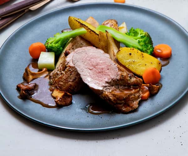 Helstekt ytrefilet av svin med kantarellsaus og ovnsbakte pærer