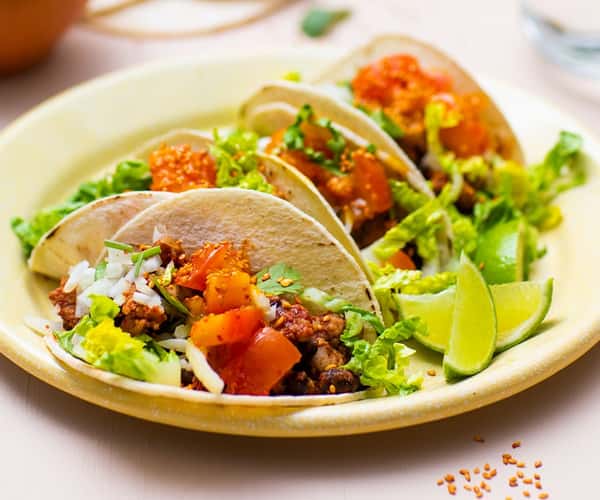 Minitacos med kyllingkjøttdeig, svarte bønner og mangosalsa