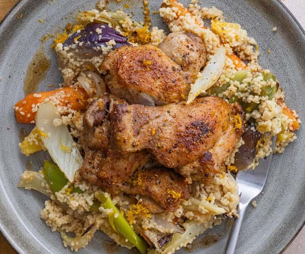 Sitrusstekt kyllinglårfilet med glaserte grønnsaker og couscous