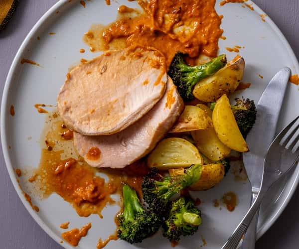 Svinefilet med bakt paprikakrem, brokkoli og potetbåter