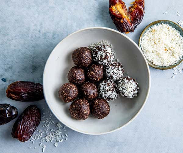 Daddelkuler med kokos og sjokolade