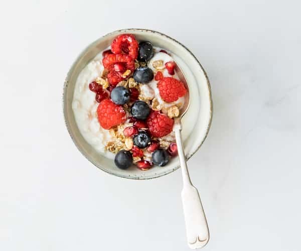 Yoghurt og cottage cheese med granola og bær