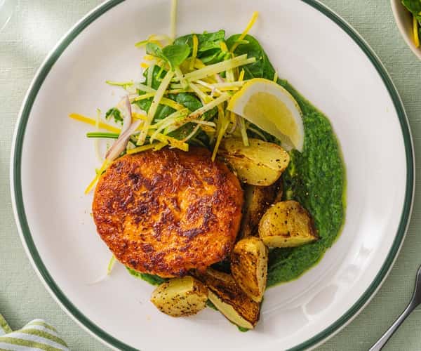 Ørretburger med bakte poteter, bete- og eplesalat og purrekrem