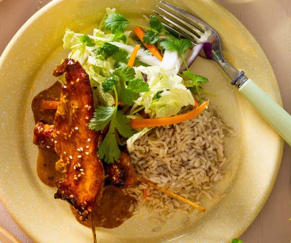 Kylling i sweet chili med fullkornsris og frisk kål- og gulrotsalat
