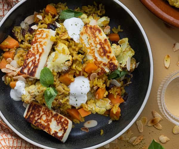 Persisk biryani - krydret ris med stekt halloumi, ovnsbakt blomkål og mynte