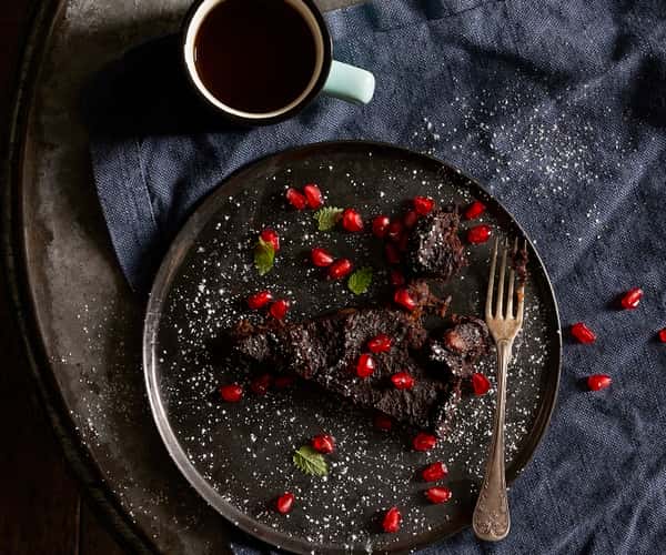 Brownie med søtpotet og dadler