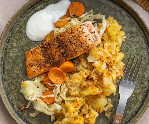 Sitruskrydret laksefilet og knuste chilipoteter, med grønnsaker og yoghurt