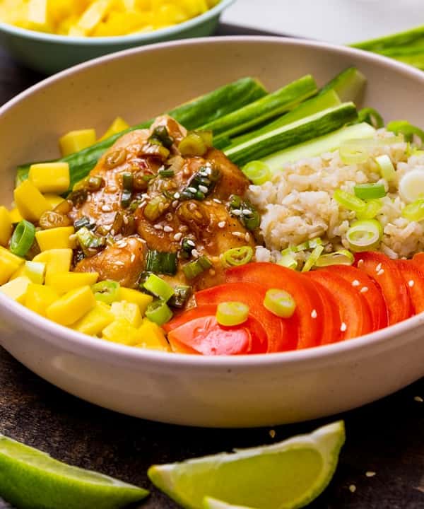 Asiatisk kyllingbowl med fullkornsris, agurk og mango