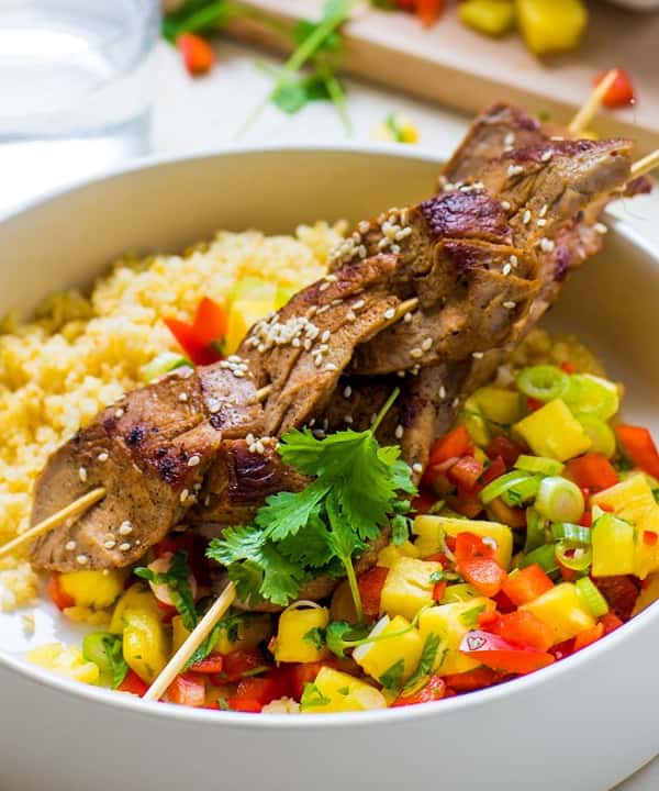 Grillspyd med hvitløksmarinert svinebiff, ananassalsa og bulgur