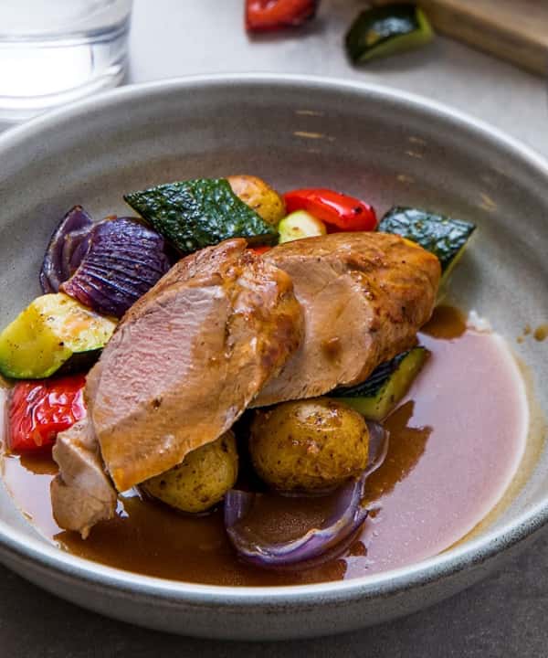 Indrefilet av svin med ovnsbakte grønnsaker, urtepoteter og peppersaus