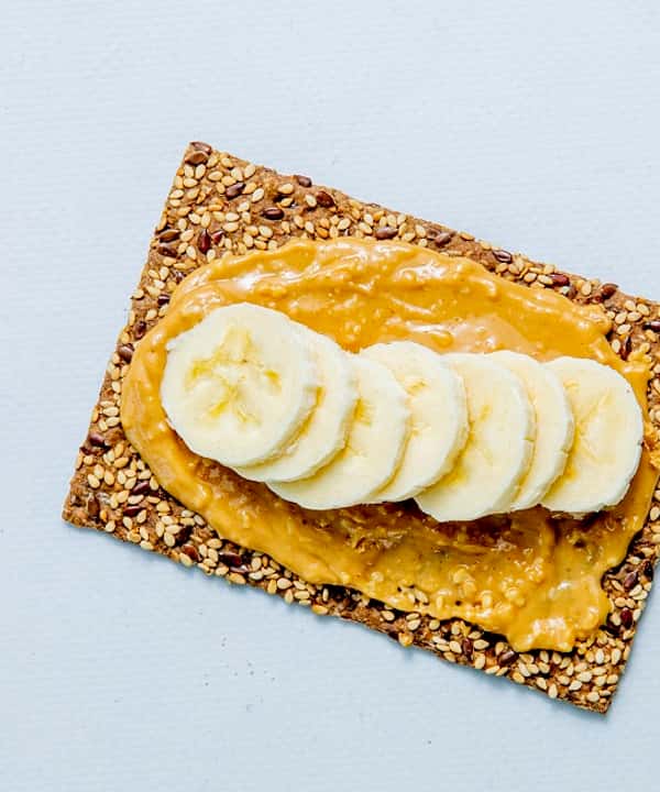 Knekkebrød med peanøttsmør og banan
