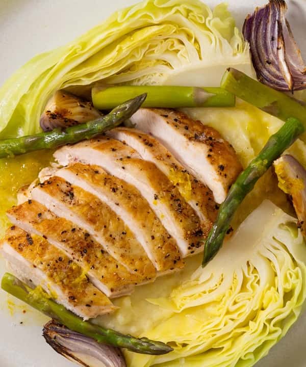 Kyllingbryst med dampet asparges og sommerkål, potetmos og sitrusvinaigrette