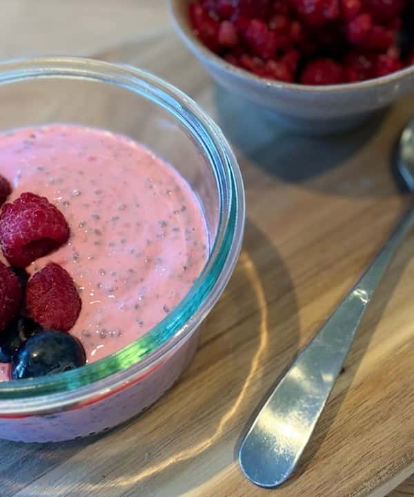 Frisk chiapudding med yoghurt og bringebær