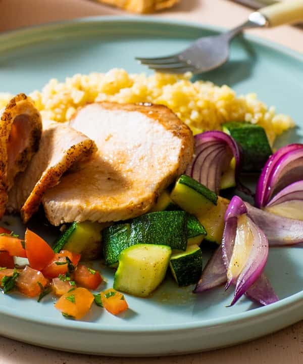 Svinefilet med pannestekt squash, fullkornsbulgur og tomat- og balsamicovinaigrette