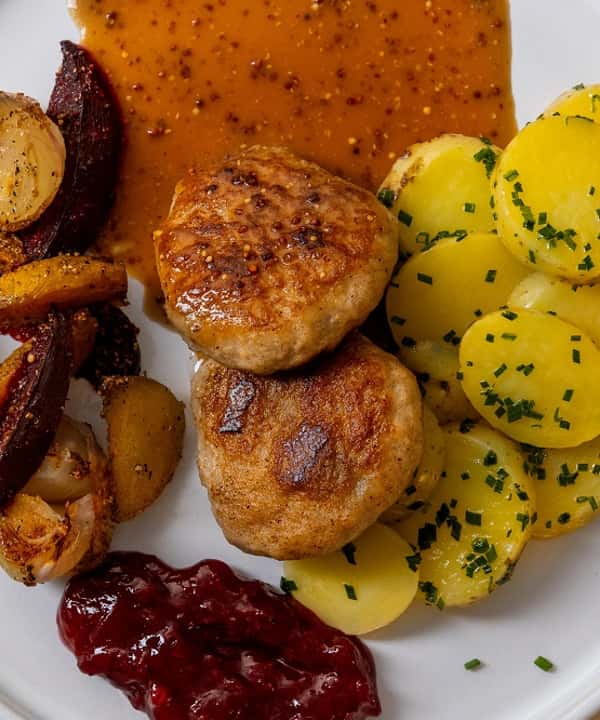 Kyllingkaker med bakte beter, gressløkspoteter, sennepssjy og rørte tyttebær
