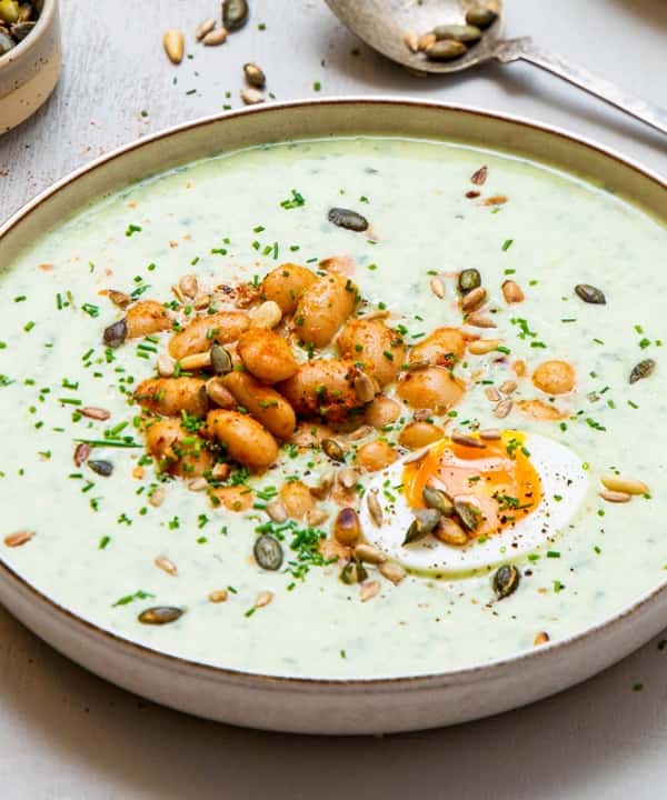 Vegetarisk potet- og purresuppe med egg, hvite bønner og kjerneblanding