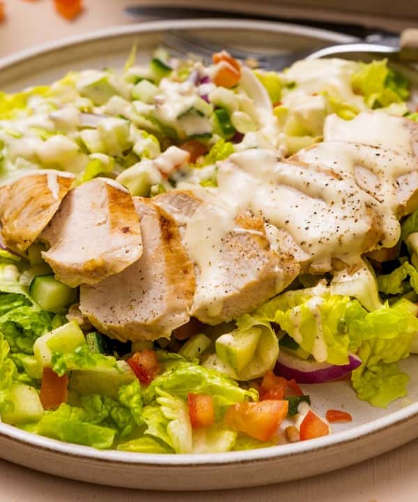 Kyllingsalat med mathvete, tomat, mandler og cæsardressing