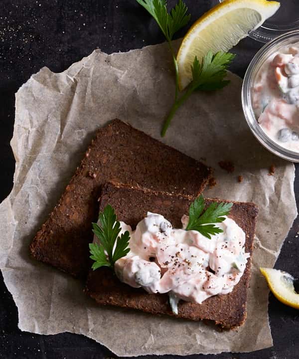 Ørretsalat med kesam og kapers