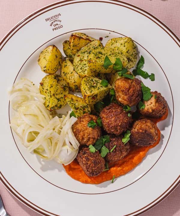 Kjøttboller med grønnsaker, paprika- og løkkrem, syltet fennikel og bakte poteter